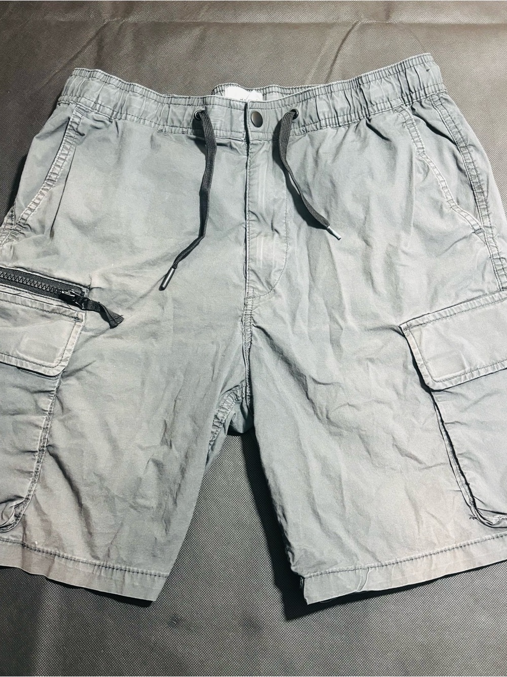 Men’s H&M Grey Cargo Shorts Size Small, Lots of Pockets
